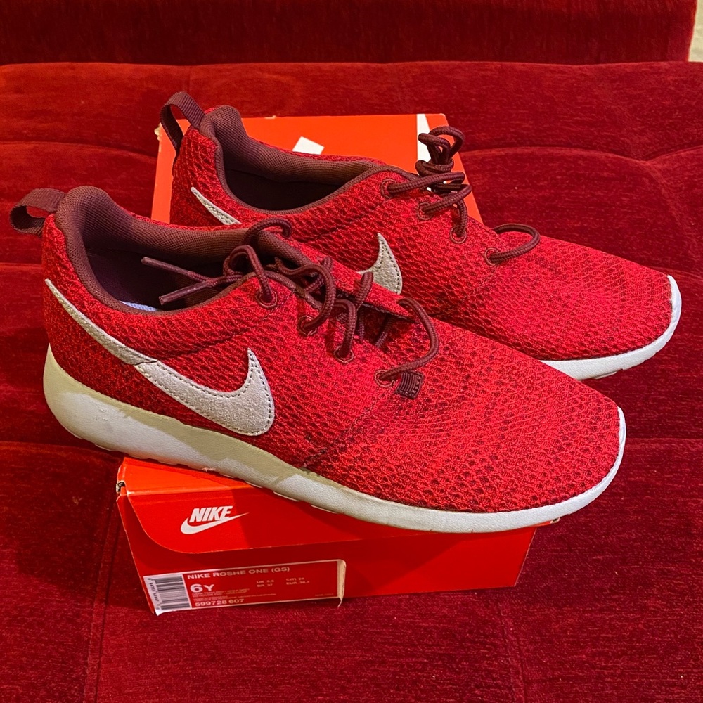 NIKE ROSHE ONE - Gray/Dark Red